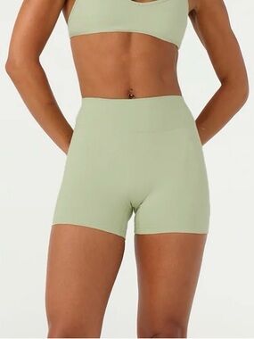 CSB Form Invisible scrunch Shorts 4” Soft Matcha